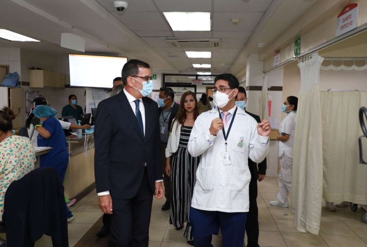 Autoridades visitaron las nuevas intalaciones del Hospital San Francisco.