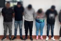 Personal de emergencias realiza el levantamiento del cuerpo.