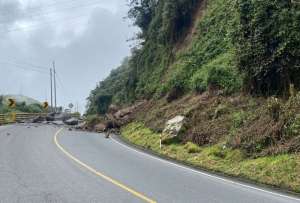 V&iacute;a Al&oacute;ag - Santo Domingo se mantiene inhabilitada por deslizamientos