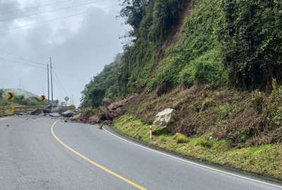 Vía Alóag - Santo Domingo se mantiene inhabilitada por deslizamientos