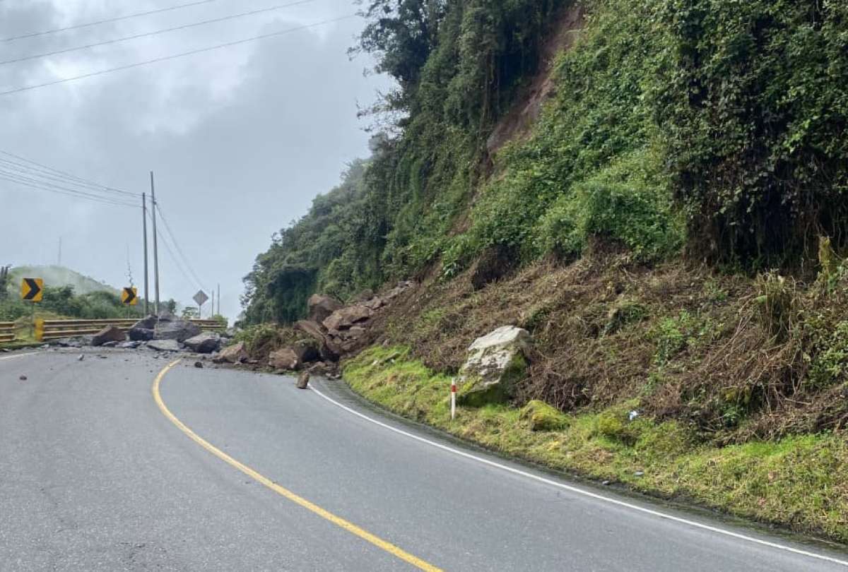 V&iacute;a Al&oacute;ag - Santo Domingo se mantiene inhabilitada por deslizamientos