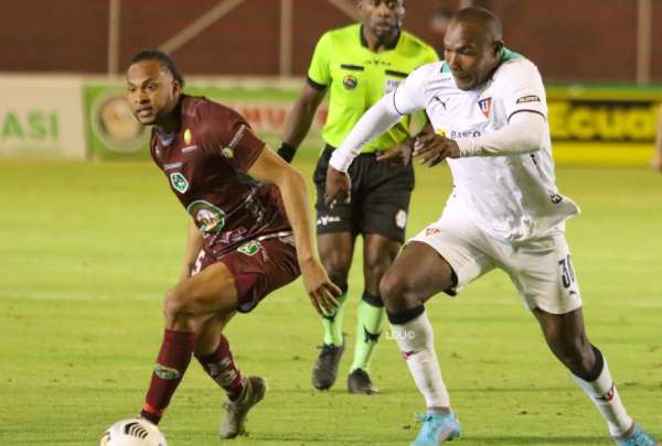 Juan Luis Anangon&oacute; (der.) forcejear con Arturo Mina, en el partido en Ambato