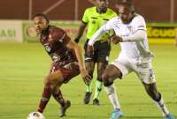 Juan Luis Anangonó (der.) forcejear con Arturo Mina, en el partido en Ambato