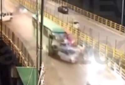 Un bus choc&oacute; con veh&iacute;culos particulares en el puente de Gualo, en Quito. 
