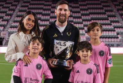 Lionel Messi junto a su esposa Antonella y sus hijos.