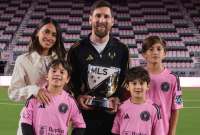 Lionel Messi junto a su esposa Antonella y sus hijos.