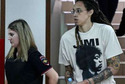 La basquetbolista estadounidense Brittney Griner (der.) se enfrenta a 10 a&ntilde;os de prisi&oacute;n en Rusia.