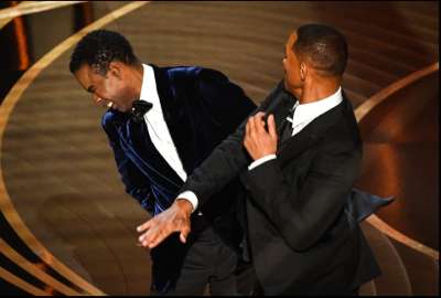 Will Smith se disculpa p&uacute;blicamente por su reacci&oacute;n en los Oscars