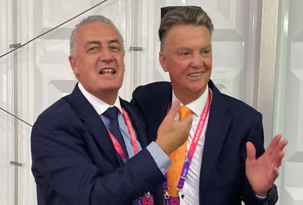 Gustavo Alfaro (izq.) sonr&iacute;e con Louis Van Gaal luego del partido 