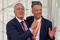 Gustavo Alfaro (izq.) sonríe con Louis Van Gaal luego del partido