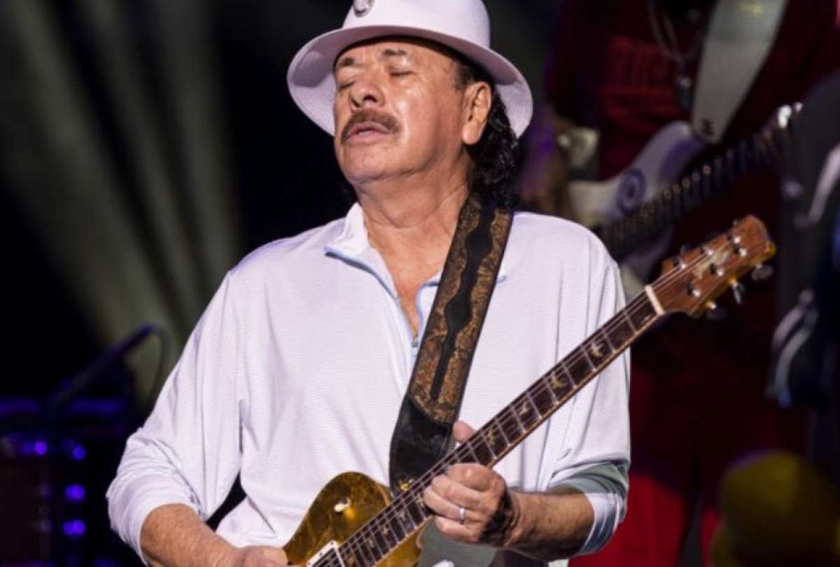 El guitarrista Carlos Santana se desmay&oacute; durante un concierto