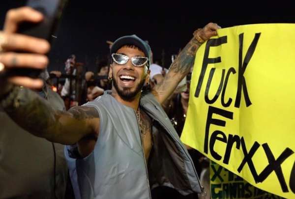 Anuel public&oacute; una fotograf&iacute;a suya con un letrero de dice &ldquo;Fuck Ferxxo&rdquo; y escribi&oacute;: &ldquo;Y esta se la de dedic&oacute; a tu novio bb&rdquo;.