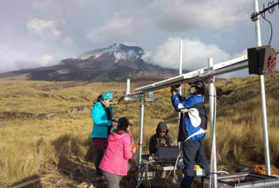 T&eacute;cnicos de Instrumentaci&oacute;n y Vulcanolog&iacute;a del Instituto Geof&iacute;sico (IG) de la Escuela Polit&eacute;cnica Nacional instalaron un instrumento de medici&oacute;n de gases, en el flanco oeste del volc&aacute;n Cotopaxi. 