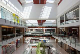 Centros comerciales ajustan horarios por suspensi&oacute;n de energ&iacute;a en Quito