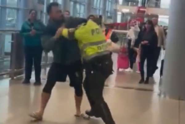 Colombia: Hombre golpe&oacute; a un polic&iacute;a en el aeropuerto El Dorado