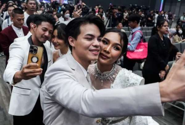 Cientos de parejas del mismo sexo celebraron su uni&oacute;n legal en Bangkok.