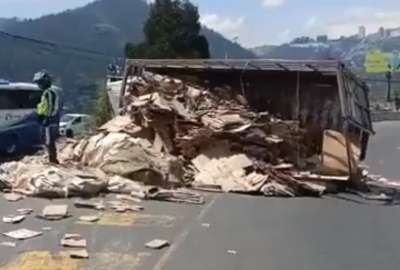 Los dos carriles izquierdos de la av. Sim&oacute;n Bol&iacute;var est&aacute;n cerrados en ambos sentidos de circulaci&oacute;n. 