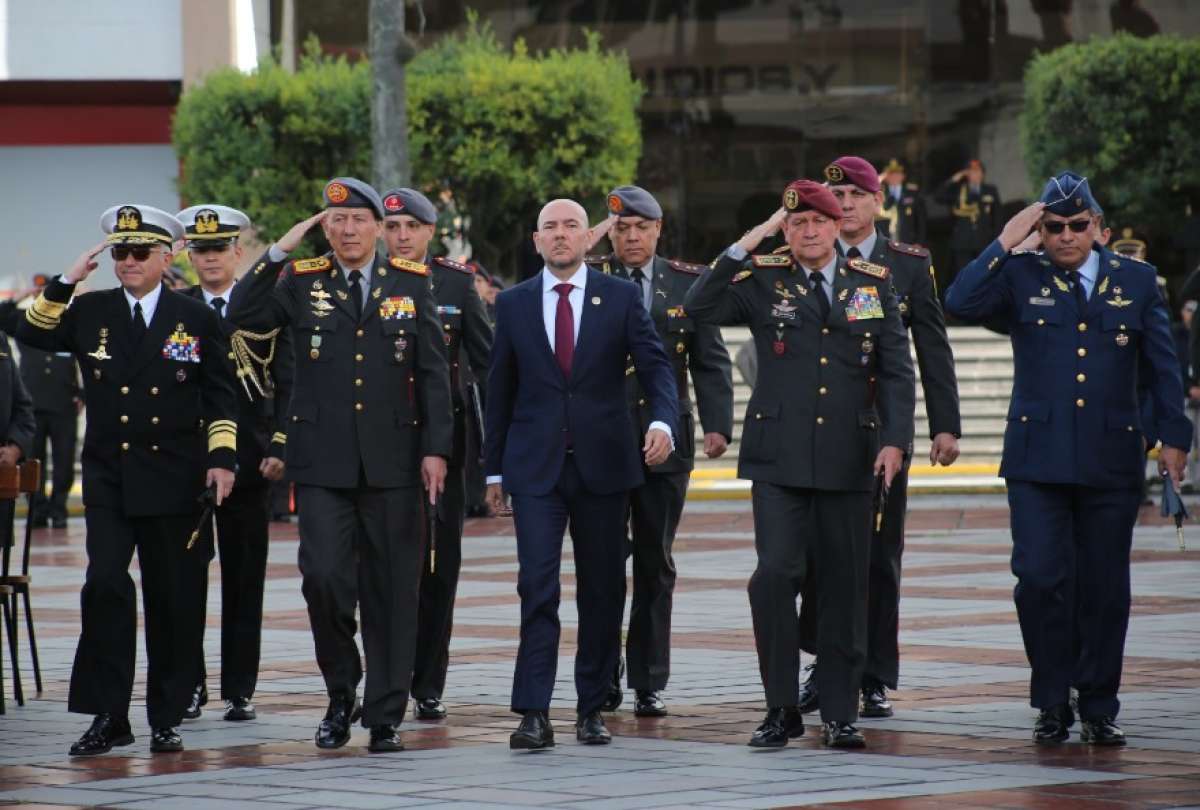 El 27 de noviembre del 2023, el actual Ministro de Defensa se reuni&oacute; con la anterior c&uacute;pula militar.