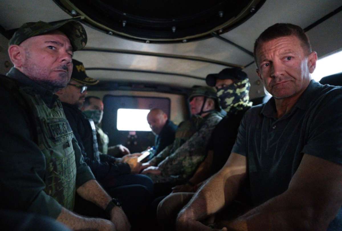 Erik Prince (der.) junto al ministro de Defensa, Gian Carlo Loffredo, en un operativo realizado en Guayaquil.