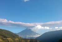 El Instituto Geofísico advirtió señales sísmicas de alta frecuencia en los volcanes Tungurahua (foto) y El Reventador.