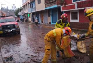 Desbordamiento del r&iacute;o Santa Clara provoca inundaciones en Sangolqu&iacute;
