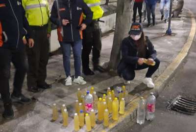 La Agencia Metropolitana de Control decomis&oacute; botellas de licor artesanal durante los operativos por las Fiestas de Quito.