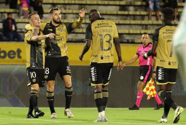 Barcelona gan&oacute; en Quito y sigue vivo en la etapa