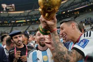 La foto con m&aacute;s likes de la historia se tom&oacute; con una Copa del Mundo falsa