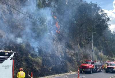 Los bomberos atienden la emergencia en El Tr&eacute;bol