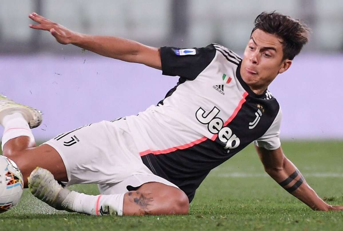 El jugador argentino Paulo Dybala celebra su tanto de penal en la victoria de la Juventus ante el Benevento en el f&uacute;tbol italiano.