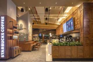 Filas para comprar en Starbucks tras su apertura en Quito