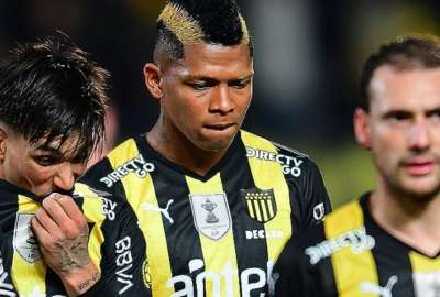 El jugador Billy Arce tendr&iacute;a un pie fuera del Pe&ntilde;arol. 