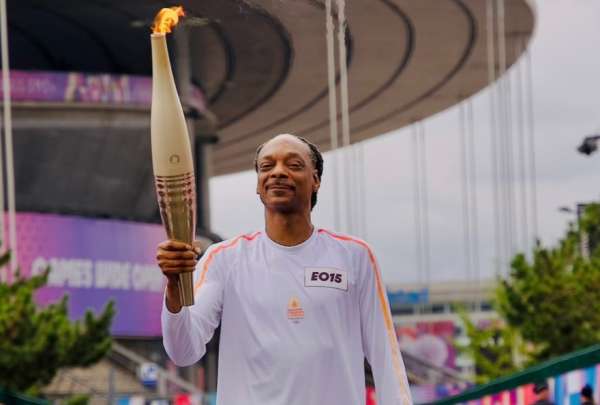 Snoop Dog puso su firma personal en el &uacute;ltimo relevo de la antorcha ol&iacute;mpica en Par&iacute;s.