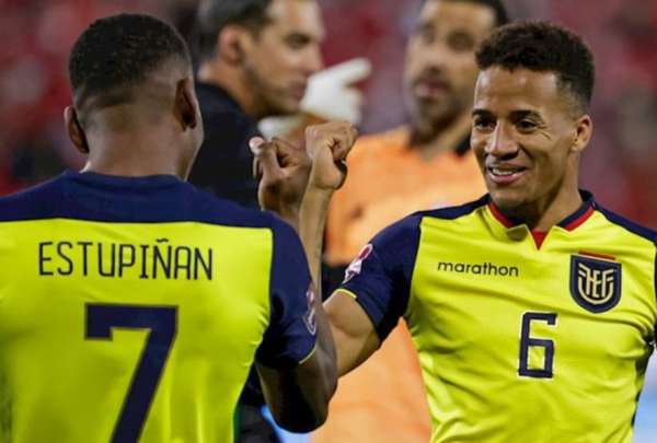 Byron Castillo (der.) celebra el triunfo en Chile junto con Pervis Estupi&ntilde;&aacute;n