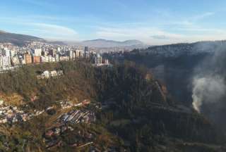 107 familias evacuadas de forma preventiva por incendio forestal en Quito