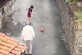 El tierno video de un abuelo y su nieto jugando al f&uacute;tbol conmueve en redes sociales