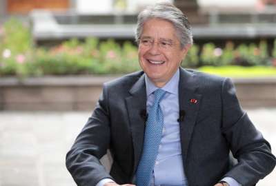 El presidente de Ecuador, Guillermo Lasso, anunci&oacute; que enviar&aacute; a la Asamblea Nacional el proyecto de ley de inversiones con car&aacute;cter de urgente. Lasso resalt&oacute; que el objetivo del proyecto de ley de inversiones es generar trabajo y se&ntilde;al&oacute; los principales y m&aacute;s importantes puntos del documento. -	Reformas a la ley de Alianzas P&uacute;blico-privadas para facilitar el desarrollo de obras de infraestructura. -	Reformas a la Ley de Mercado de Valores para dar movimiento al sector y lograr fondos econ&oacute;micos para nuevos proyectos. -	Ley de Zonas Francas para incentivar la inversi&oacute;n extranjera. -	Art&iacute;culos espec&iacute;ficos que podr&aacute;n generar recursos para financiar programas importantes como el de la lucha contra la desnutrici&oacute;n infantil. El anuncio se hizo por parte de Lasso durante el espacio &lsquo;Encontr&eacute;monos por la ciudadan&iacute;a&rsquo; emitido por la Presidencia desde el Palacio de Carondelet.  Desde hoy, 22 de febrero, la Asamblea Nacional tendr&aacute; 30 d&iacute;as para analizar el proyecto enviado por el Ejecutivo.