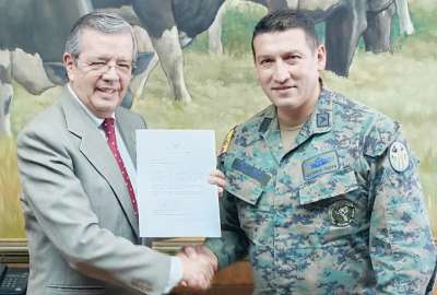 La Fuerza A&eacute;rea Ecuatoriana entreg&oacute; reconocimiento a Vita por su contribuci&oacute;n en favor de 1800 familias
