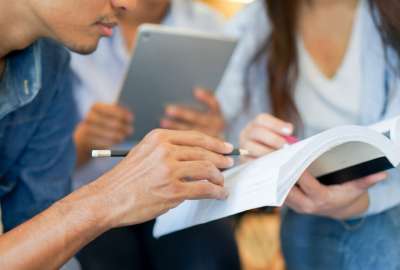 Referencial. Estudiantes realizan sus tareas.