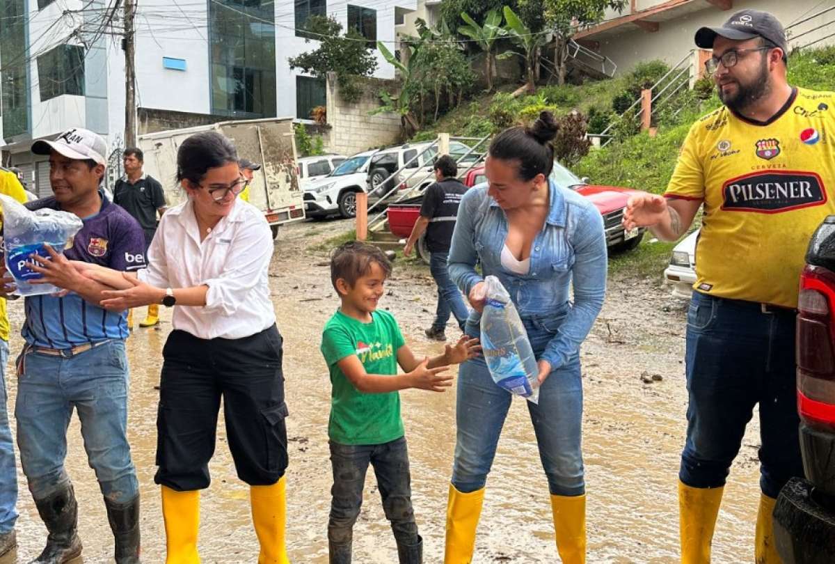 Se entregaron 50.000 litros de agua y una planta potabilizadora para atender la emergencia en el cantón Piñas