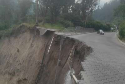 El derrumbe en la avenida de Los Conquistadores oblig&oacute; al cierre del paso total
