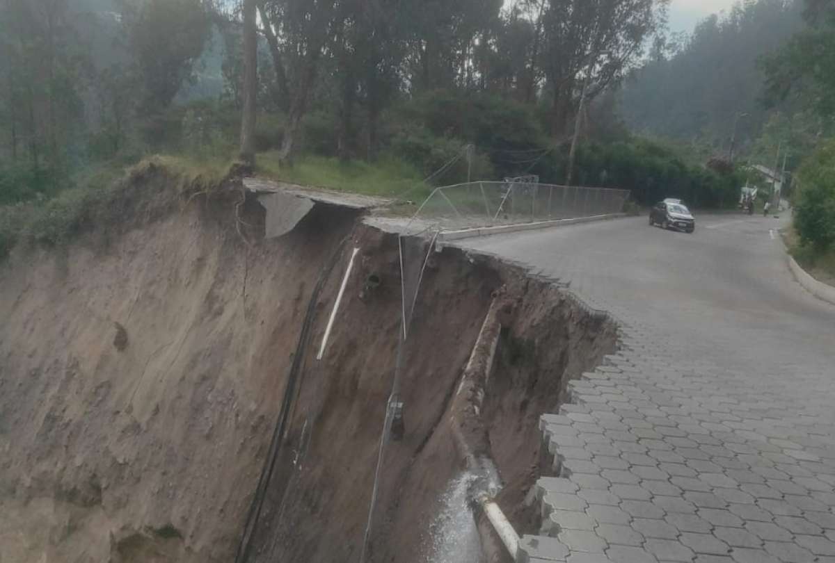 El derrumbe en la avenida de Los Conquistadores obligó al cierre del paso total