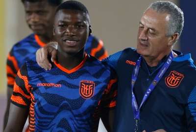 Mois&eacute;s Caicedo (izq.) junto a Gustavo Alfaro en una pr&aacute;ctica en la Copa Mundial de Qatar 2022.