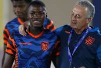 Mois&eacute;s Caicedo (izq.) junto a Gustavo Alfaro en una pr&aacute;ctica en la Copa Mundial de Qatar 2022.