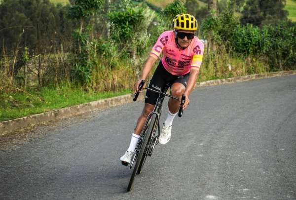 Richard Carapaz est&aacute; entren&aacute;ndose en el pa&iacute;s. Hace un trabajo de altura