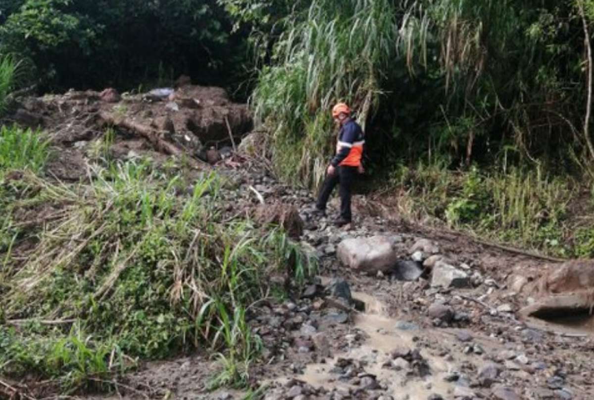 El ECU 911 recomendó a los usuarios de esta vía circular con precaución para evitar contratiempos. La vía fue abierta al tránsito vehicular pasadas las 10:30.