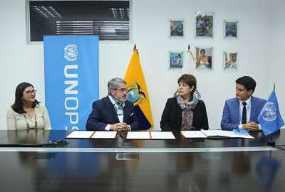 El ministro Jos&eacute; Ruales (izq.) coordin&oacute; la adquisici&oacute;n de nuevas ambulancias para los hospitales p&uacute;blicos. 