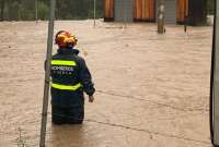 Bomberos Cuenca atendieron el desbordamiento de la quebrada en el sector de El Tejar.