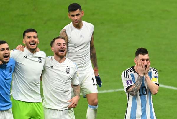 Lionel Messi 8der.) busca su primer t&iacute;tulo mundial en Qatar 2022