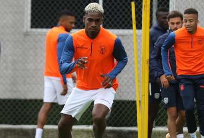 F&eacute;lix Torres (centro) en una pr&aacute;ctica en la Casa de la Selecci&oacute;n.